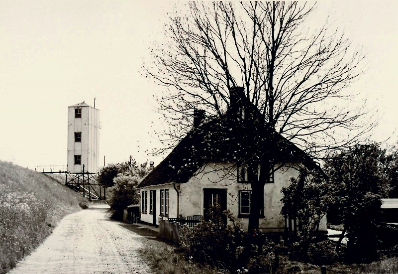 Datei:Weißer Leuchtturm Soesmenhusen-KM.jpg