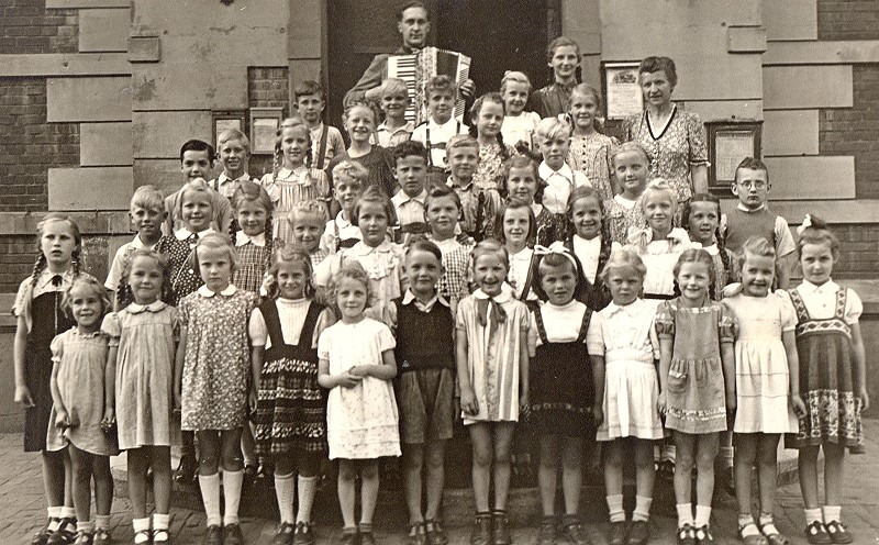 Datei:Schulklasse vor Blohm-AT.jpg