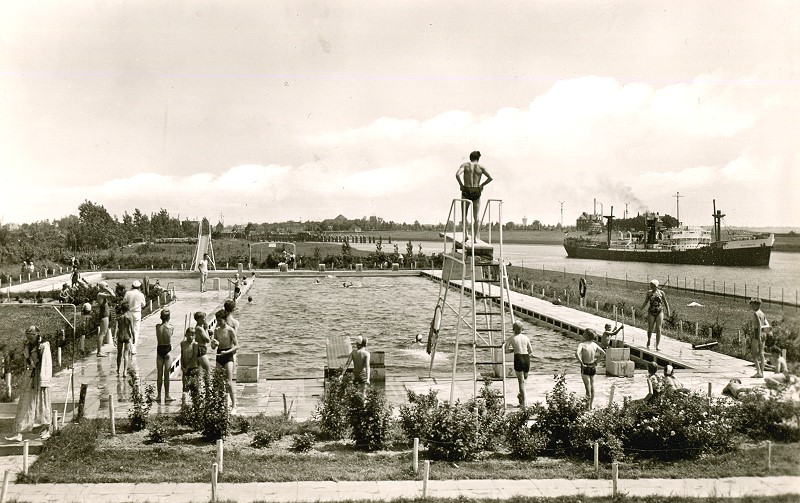 Datei:Baden, Ulitzhörn-E013 Schwimmbad Ulitzhörn.jpg