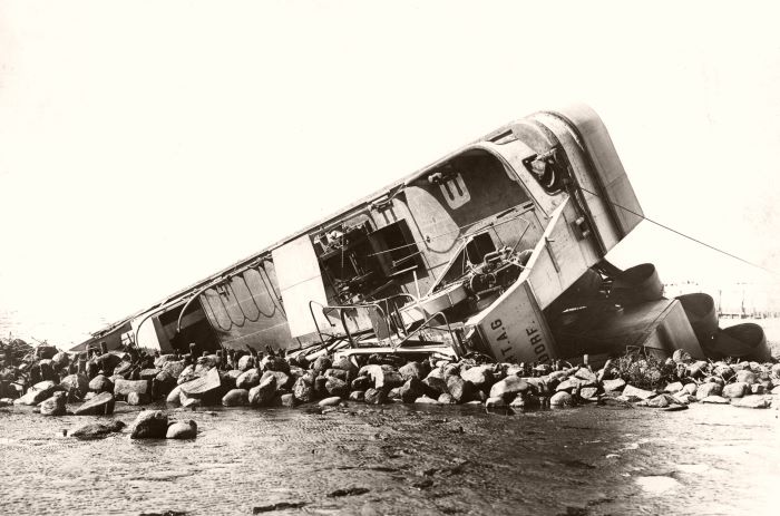 Datei:535-umgestürzter Eimerbagger 26.3.1913.jpg