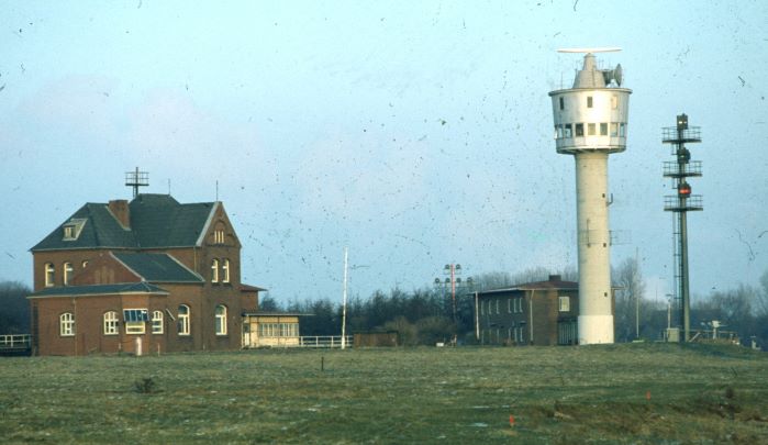 Datei:Kanallotsenhaus+Radarstation.jpg