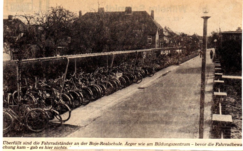 Datei:Boje-Realschule-Fahrradstand.jpg
