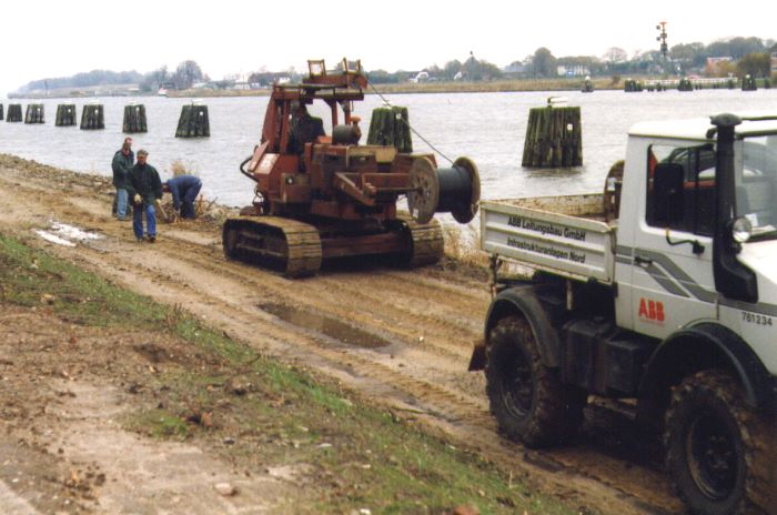 Datei:Maschinelle Kabelverlegung.jpg