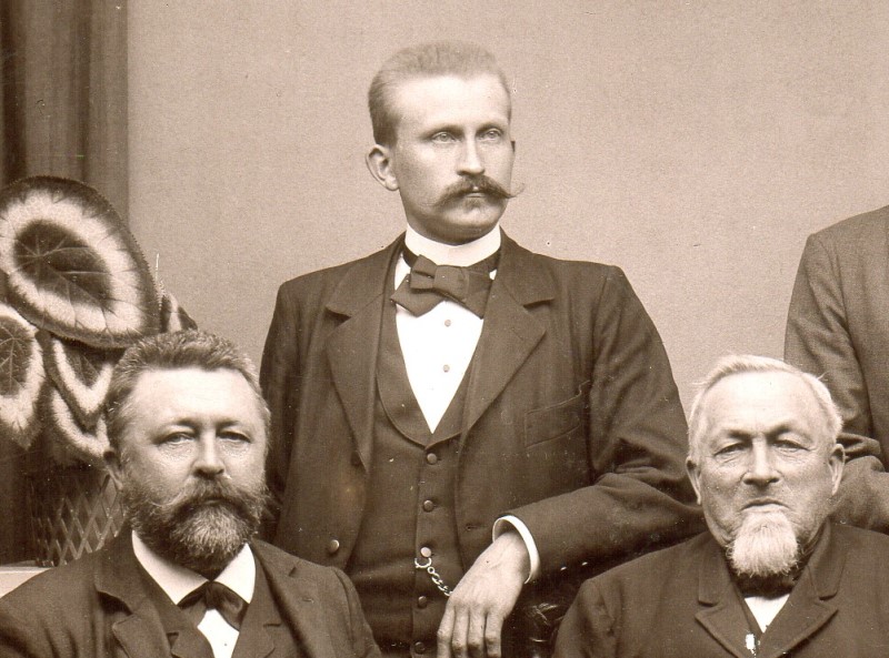Datei:Carl sen., Emil-Vater und CLC-Hecker um 1900.jpg