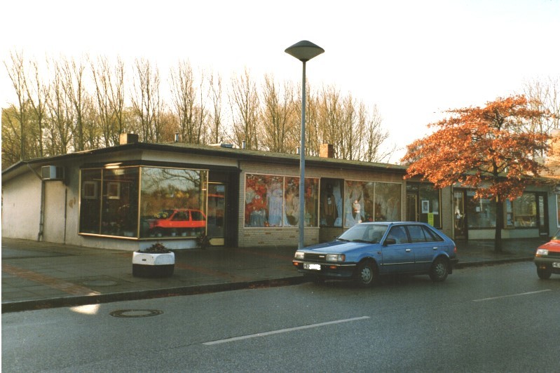 Datei:Ladenreihe-ca.1990-1.jpg