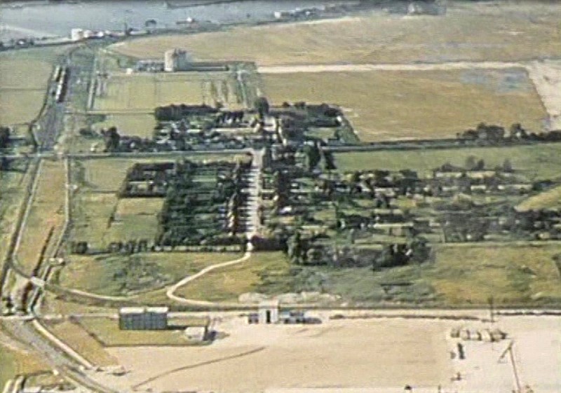 Datei:Benzinsiedlung-1974-aus Film.jpg