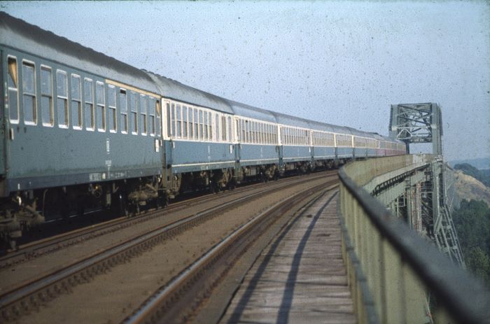 Datei:D-Zug auf der Brücke.jpg