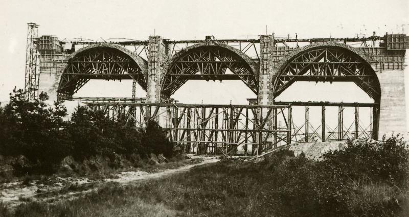 Datei:Bau eines Viadukts-15.7.1914.jpg