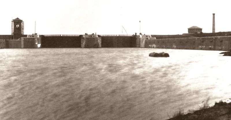 Datei:01-Alte Schleuse Pegelturm im Bau.jpg