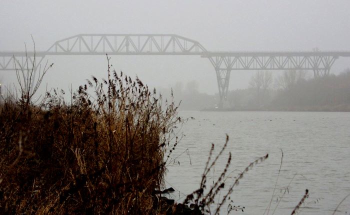 Datei:Brücke Hochdonn im Nebel.jpg
