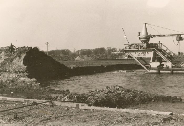 Datei:Cutterbagger mit Schneid-Saugkopf.jpg