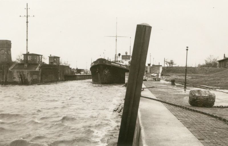 Datei:Baggerung Alte Schleuse-19.4.1951.jpg