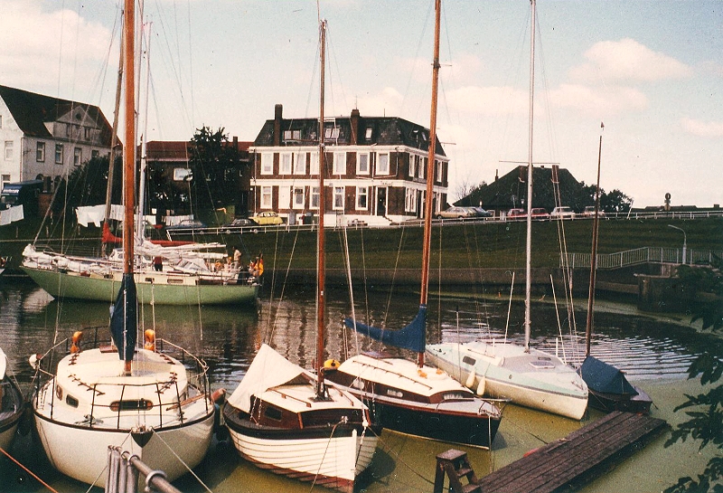 Datei:Alter Hafen-Fernsicht und Wagners Hotel-3.jpg