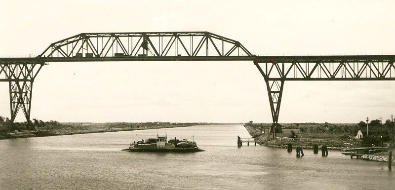 Datei:Hochbrücke Kettenfähre und alter Anleger.jpg