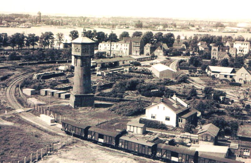 Datei:Wasserturm Festgestr-RS.jpg