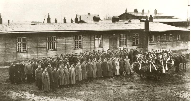 Datei:Beerdigung russ. Kriegsgefangener-12.12.1916.jpg