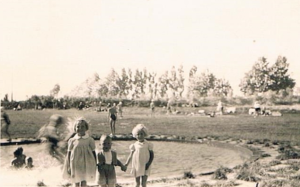 Datei:Im Freibad 001.jpg