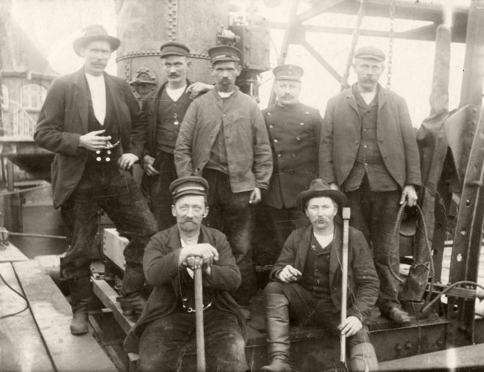 Datei:Besatzung einer Dampframme (1914).jpg