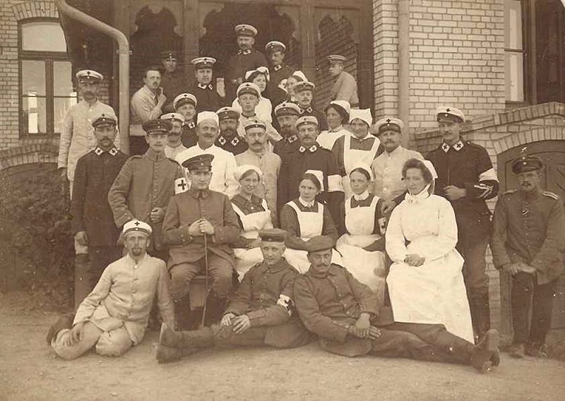 Datei:Bruno beim Roten Kreuz in Brunsbüttel Zeitraum 1914-1918 zweiter von rechts.jpg