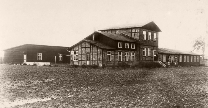 Datei:Lazarett,Verwaltungsgebäude und Speisesaal der Handwerkerbaracke 8.8.1910.jpg