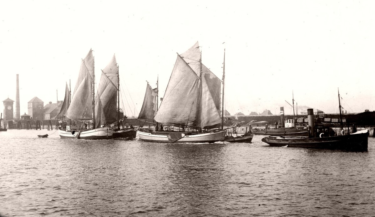 Geleitzug mit Dampfschlepper