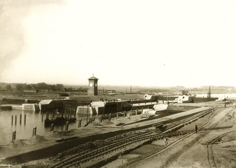 Datei:Backens-Alte Schleuse+Pegelturm.jpg