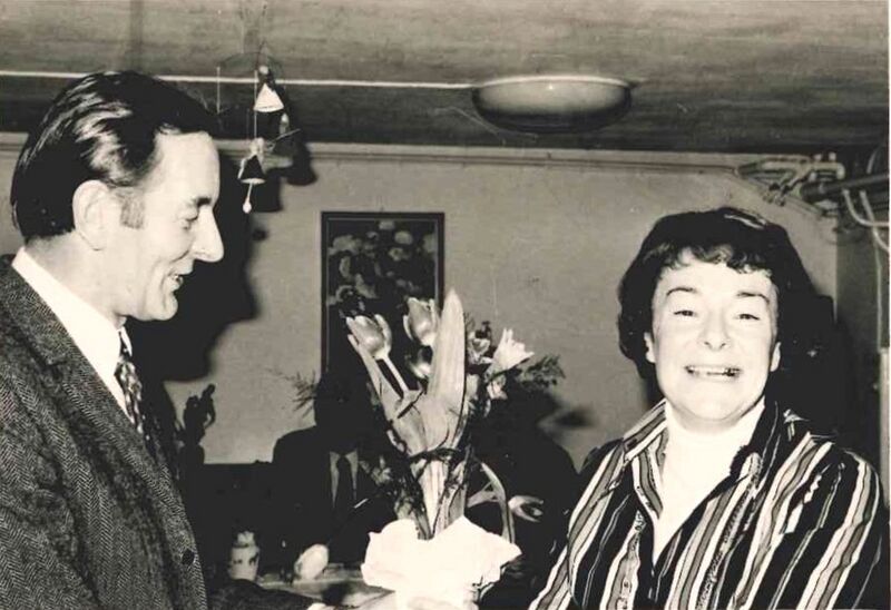 Datei:1975-Konrektor Schwartz, Frau Keden.jpg
