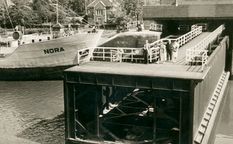 SS2-K033 (JS) Schiffe in der Schleusen, Schleusentor.jpg