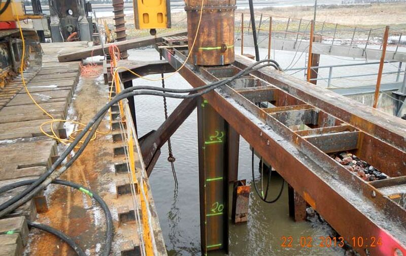 Datei:2013.02.22-Mole2-13-erste Tragbohle.JPG