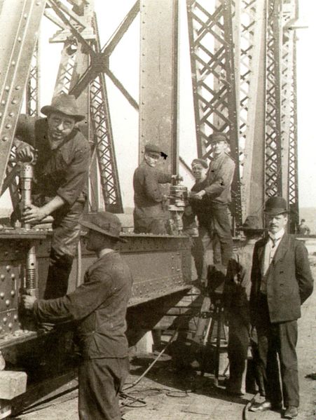 Datei:Brückenbau-Nieten.jpg
