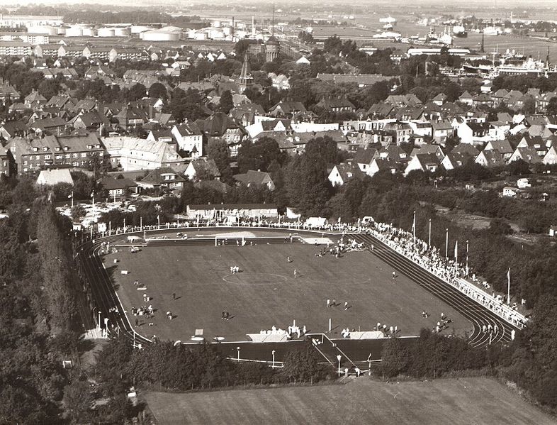 Datei:Stadion-Einweihung 10.1966,Busse.jpg