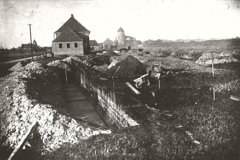 Datei:Bahnhof im Bau-1920-1.JPG