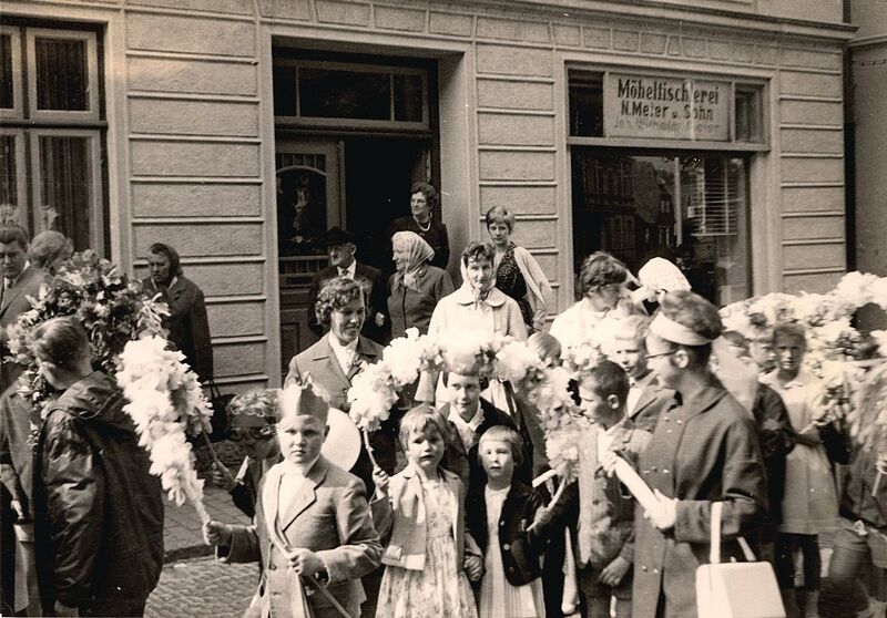 Datei:Markt8-NMeier-1965-Monika Path.jpg