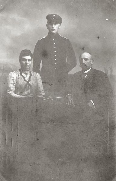 Datei:John Jacobsen-mit Eltern-1917-KM.jpg