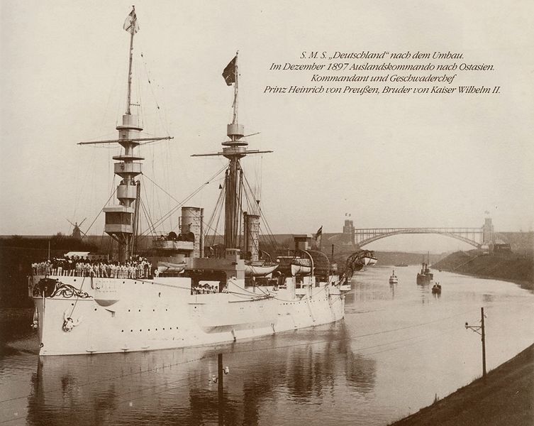 Datei:1897-S.M.S.Deutschland bei Levensau.jpg