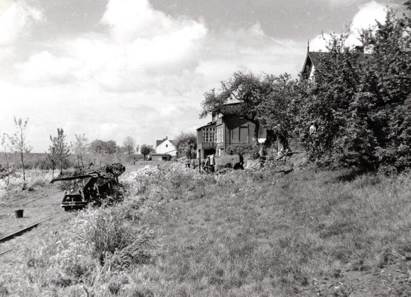 Datei:Hinter demDeiche-MJ-1957.jpg