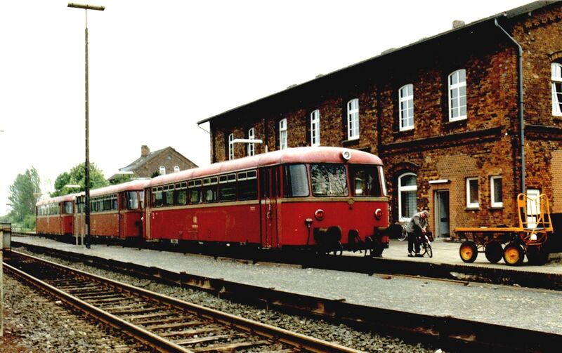 Datei:Bahn Schienenbus-8-MJ.jpg