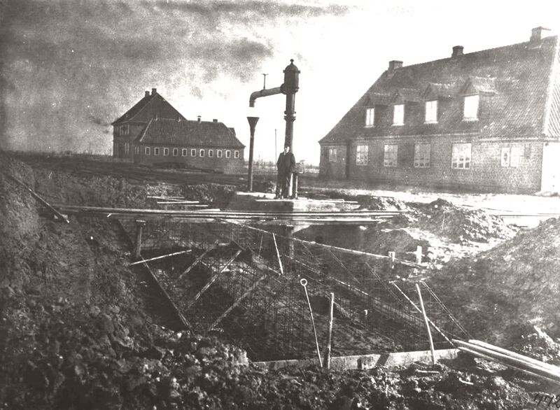 Datei:Bahnhof im Bau-1920-2.JPG