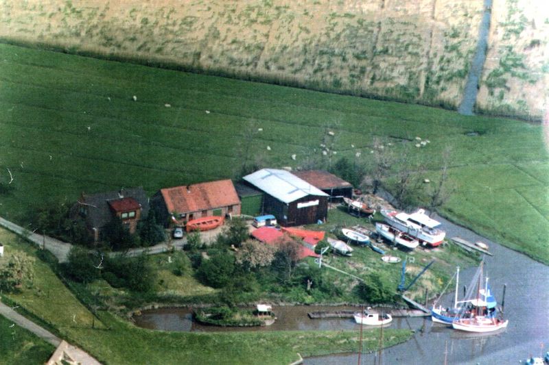Datei:Ebsenwerft-Luftaufnahme ca.1980.jpg