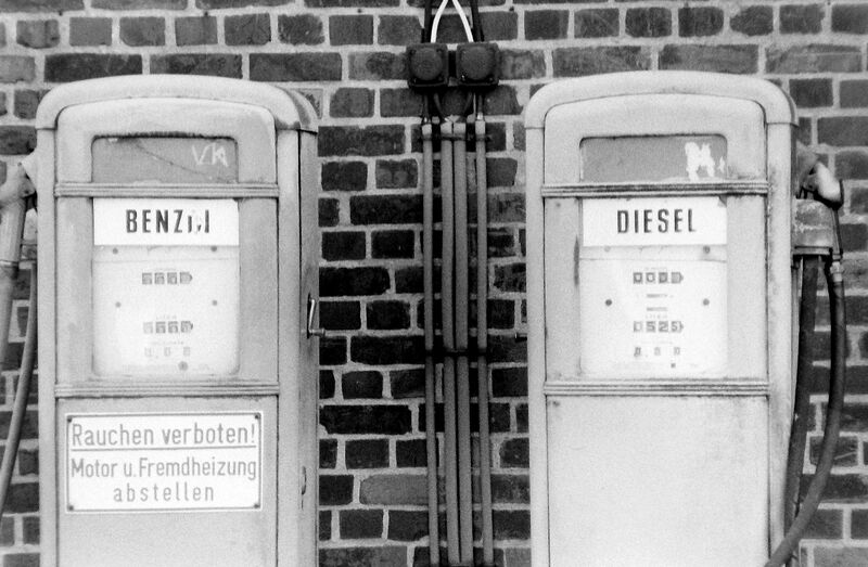 Datei:Zapfsäulen Schröder 02.JPG