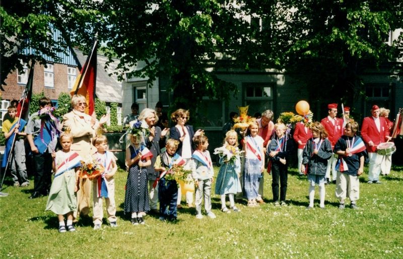 Datei:1999-Vogelschießen Schule West.jpg