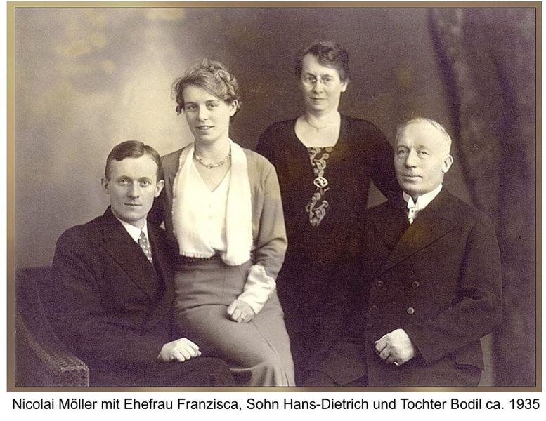 Datei:Nicolai Möller mit Familie-1935.jpg