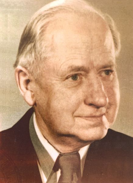 Datei:OpaFrauen Portrait.jpg