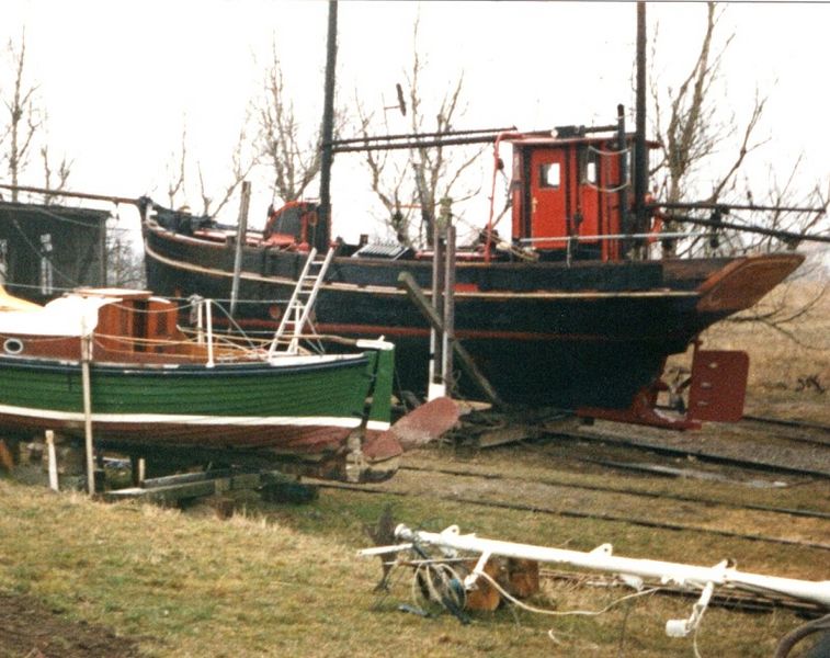 Datei:2 Boote auf Slip-1980.jpg
