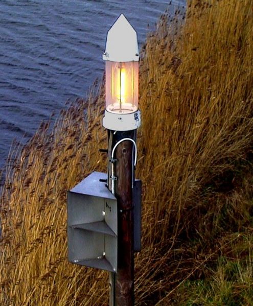 Datei:Natriumdampflampe mit Radarreflektor-2.jpg