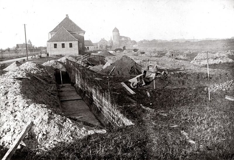 Datei:Bahnhof im Bau-1920-1.jpg