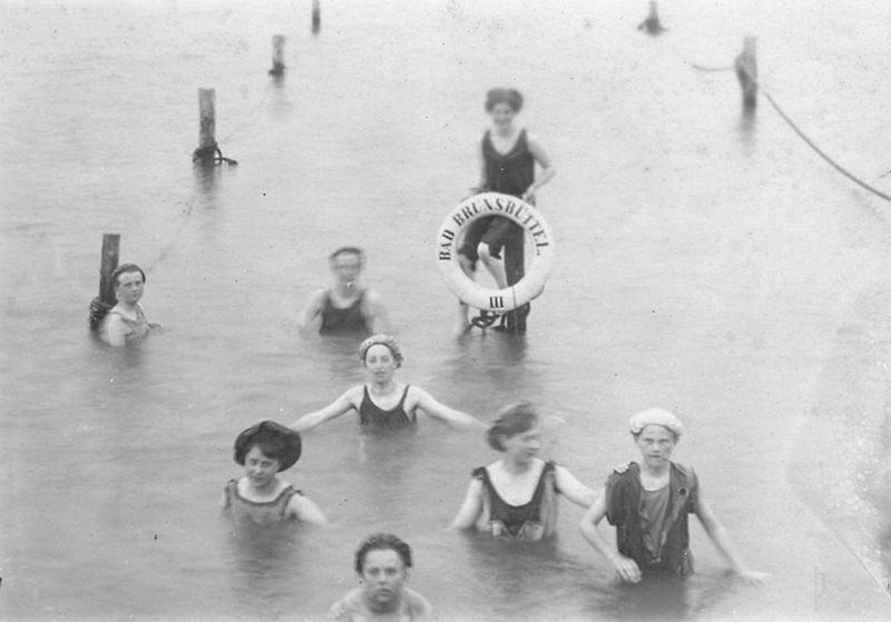 Datei:Badeanstalt Brunsbüttel Anna vorne zweite v r.jpg