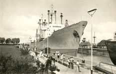 SS2-E011 'Freundschaft' in der Schleuse.jpg