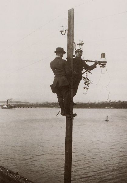 Datei:Lampen auswechseln-1914.jpg